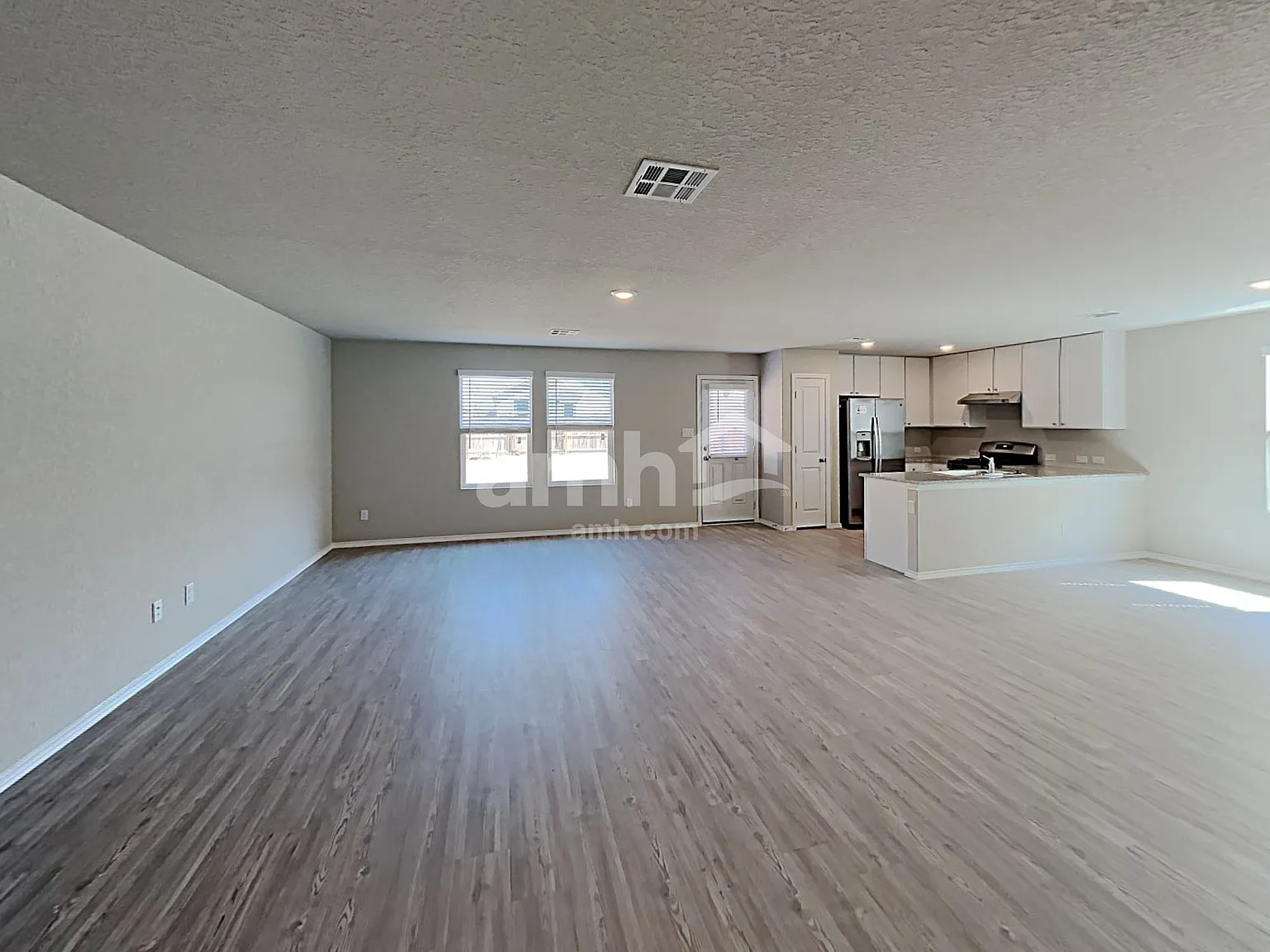 4 bed, 2.5 bath, 1950 sqft, $1,825 — Photo 4