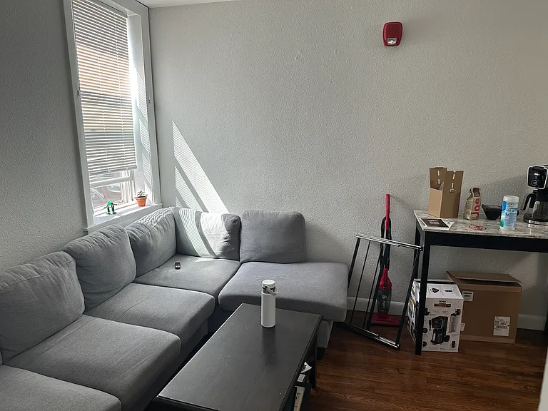 722 E 6th St #1R — Photo 3