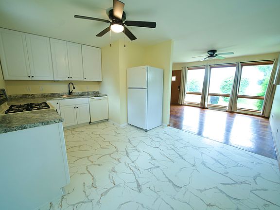 5th image of 703 W Green St