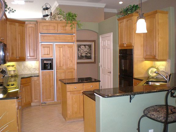 Kitchen w/Granite, Double Ovens & Island