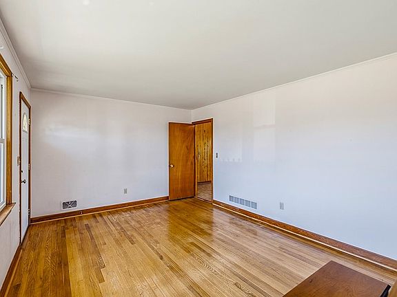 3rd image of 102 Wildrose Ln
