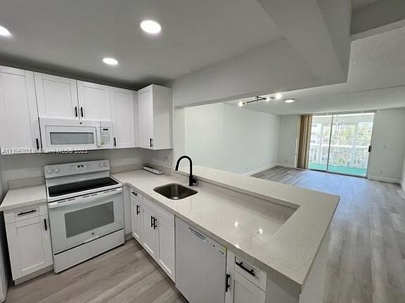 2nd image of 1001 NE 14th Ave APT 406