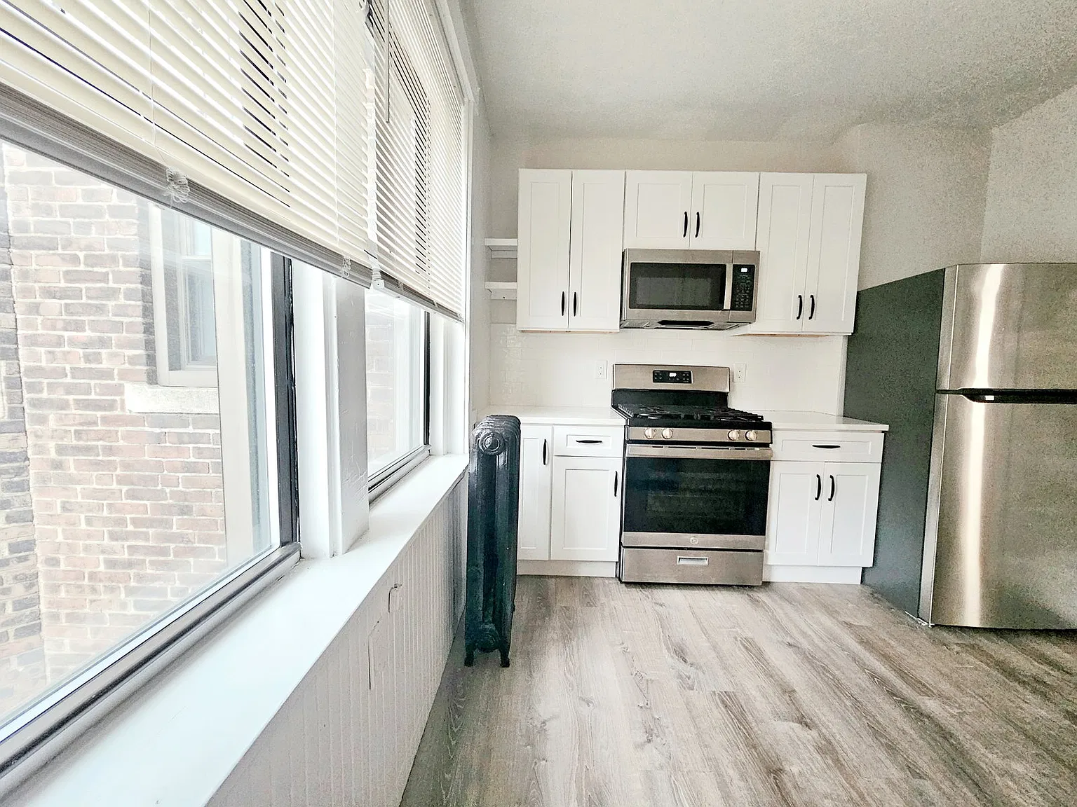 3 bed, 2.0 bath, 1300 sqft, $3,995 — Photo 4