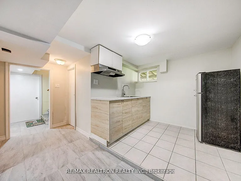 24 Highland Park Blvd — Photo 33