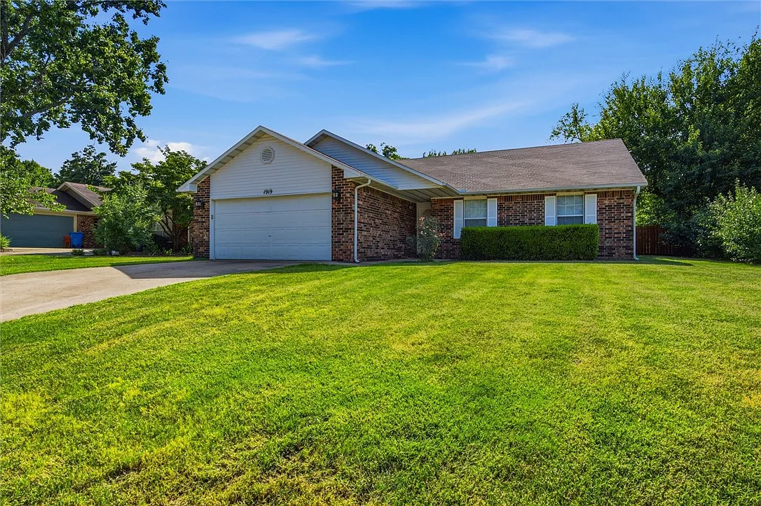 3 bed, 2.0 bath, 1468 sqft, $1,750 — Photo 3