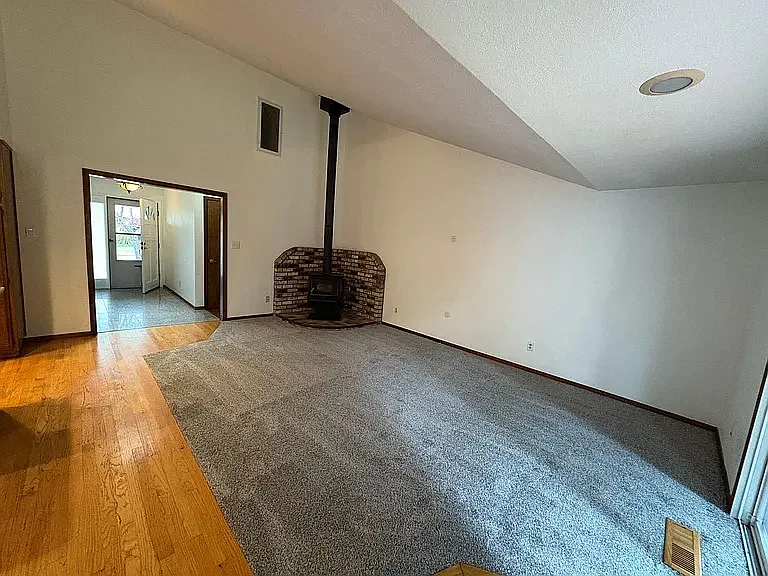 4 bed, 2115 sqft, $4,200 — Photo 4