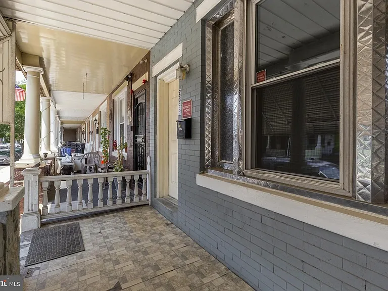 2323 E Cambria St — Photo 28