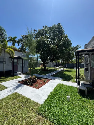 25 SW 10th St Photo 1