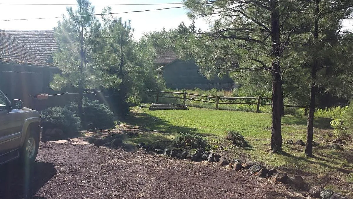 914 W Navajo Lane — Photo 2
