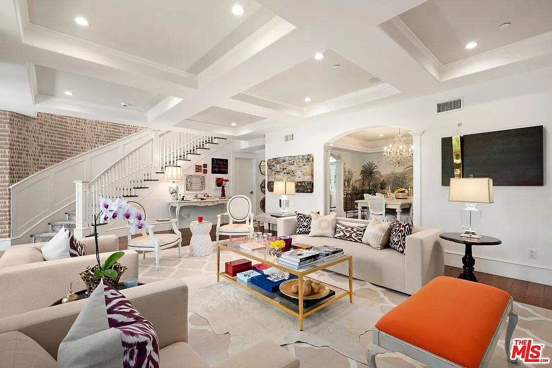 5 bed, 7.0 bath, 4800 sqft, $40,000 — Photo 3