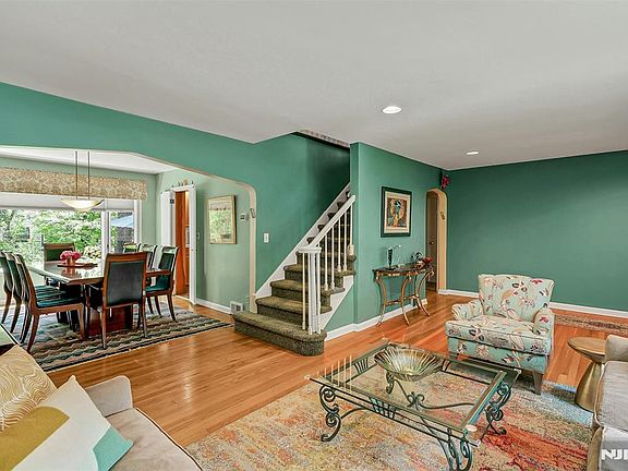 5th image of 616 Rutland Ave