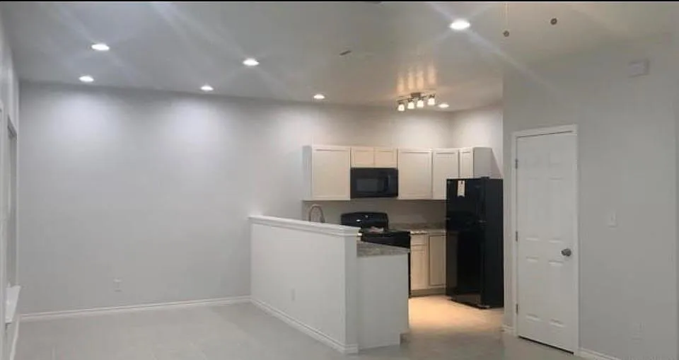 3 bed, 2.5 bath, 1540 sqft, $1,900 — Photo 3