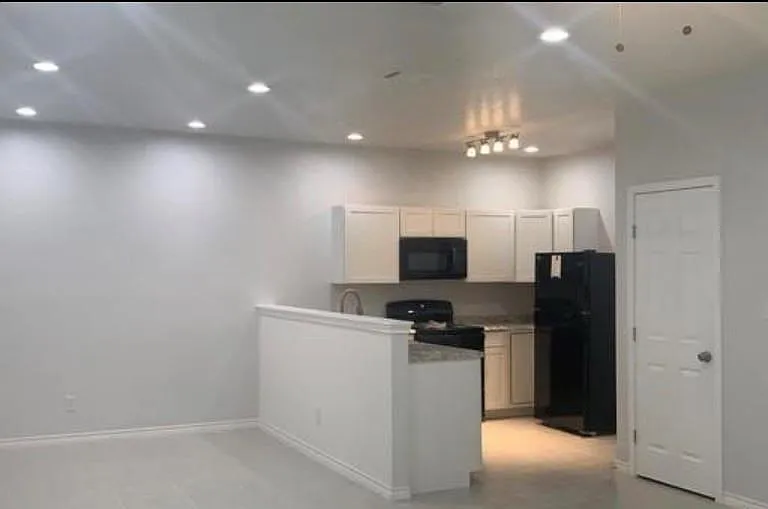 11 Oak Plz — Photo 3