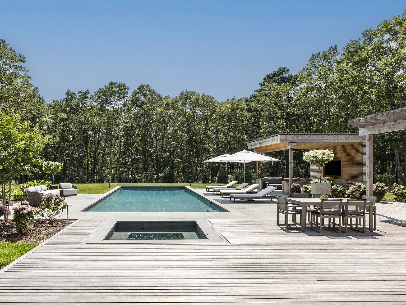 Sleek New Modern in Prime East Hampton — Photo 4