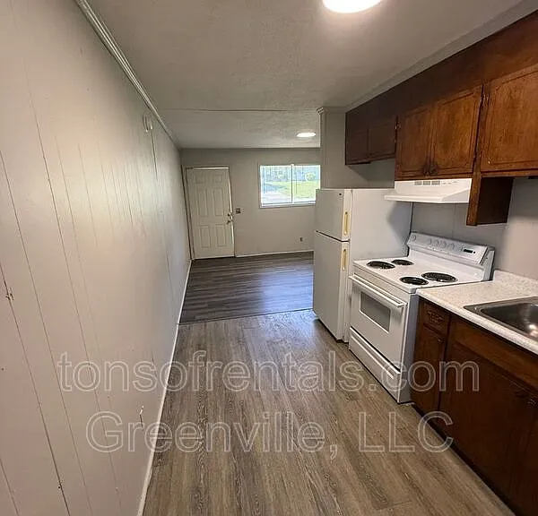 133 B Pleasant Dr — Photo 2