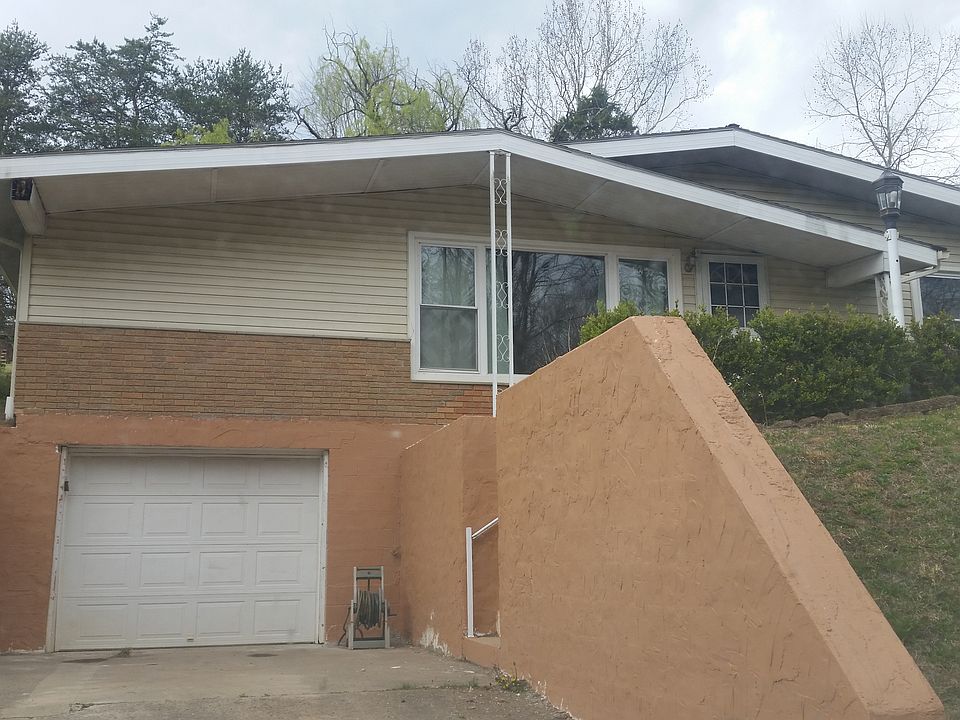 1st image of 14 Dogwood Dr