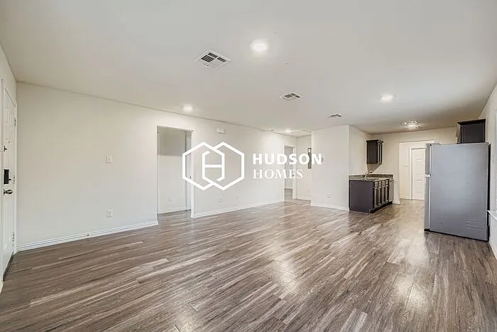3 bed, 2.0 bath, 1090 sqft, $1,525 — Photo 4