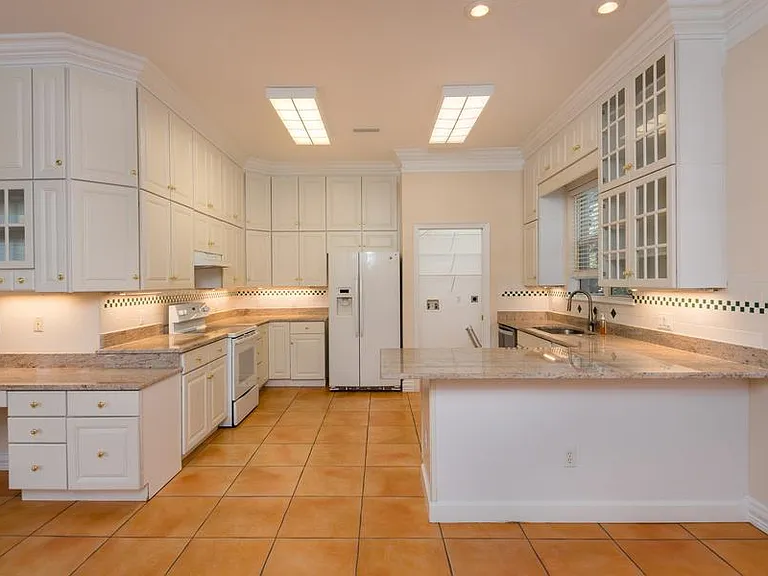 1607 Deleon St — Photo 17