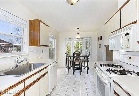 5th image of 238 Green Knoll Ln