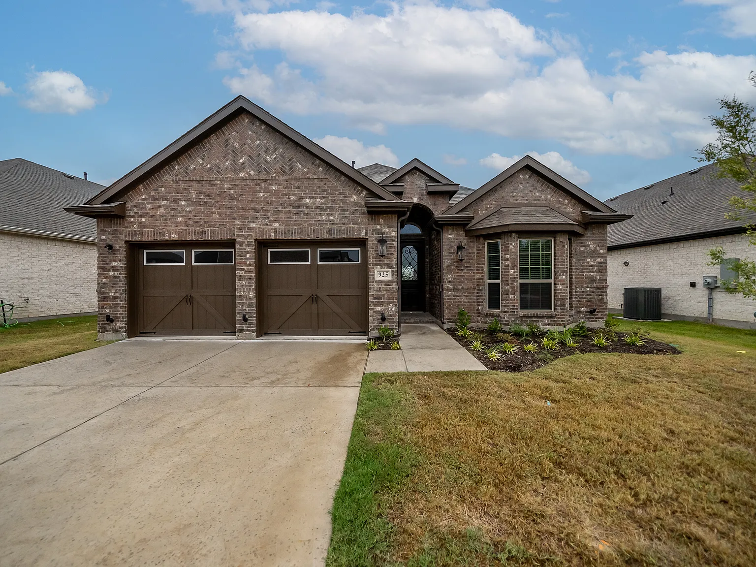 925 Baybrook Ln — Photo 1