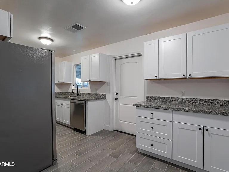 536 W 18th St — Photo 21