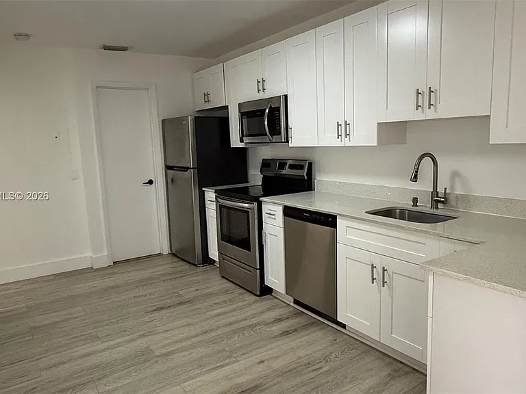 411 SE 10th St #3 — Photo 1