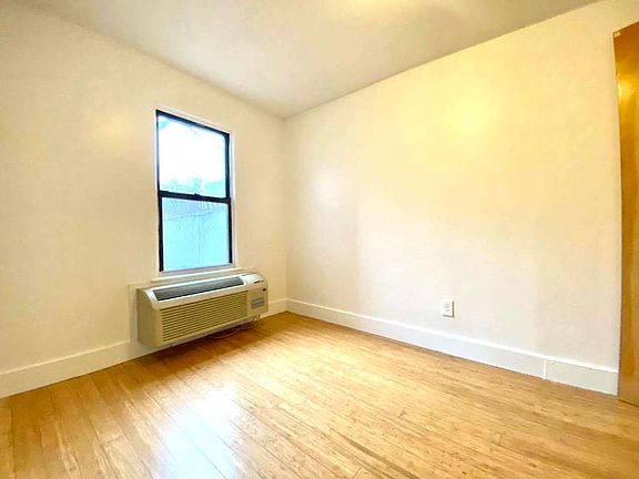 3rd image of 834 Metropolitan Ave