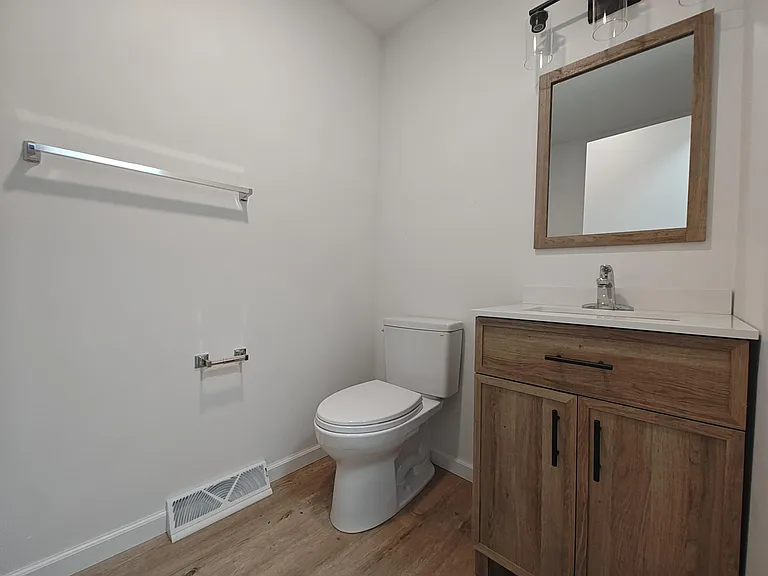 308 E Delaware St — Photo 7