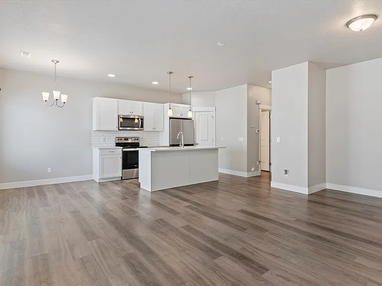 423 E Penny Ln — Photo 5