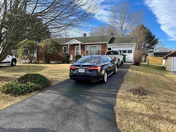 2nd image of 225 Chinquapin Trl