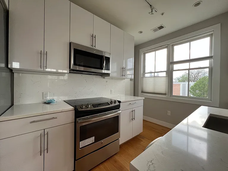 1209 G St SE #8 — Photo 12