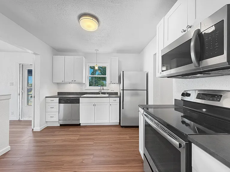 1725 S 35th St — Photo 3