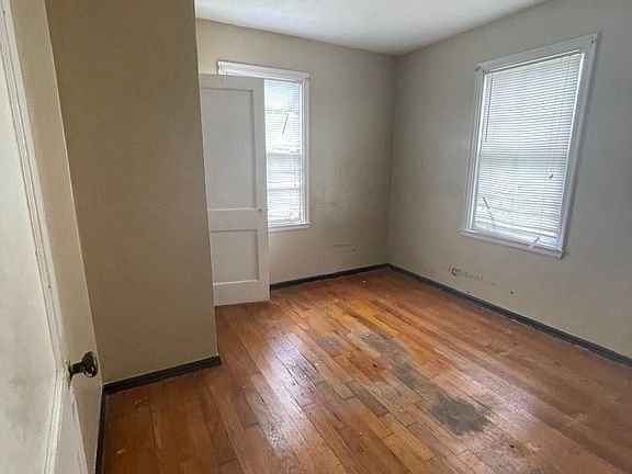 3rd image of 905 ETHAN ALLEN Street