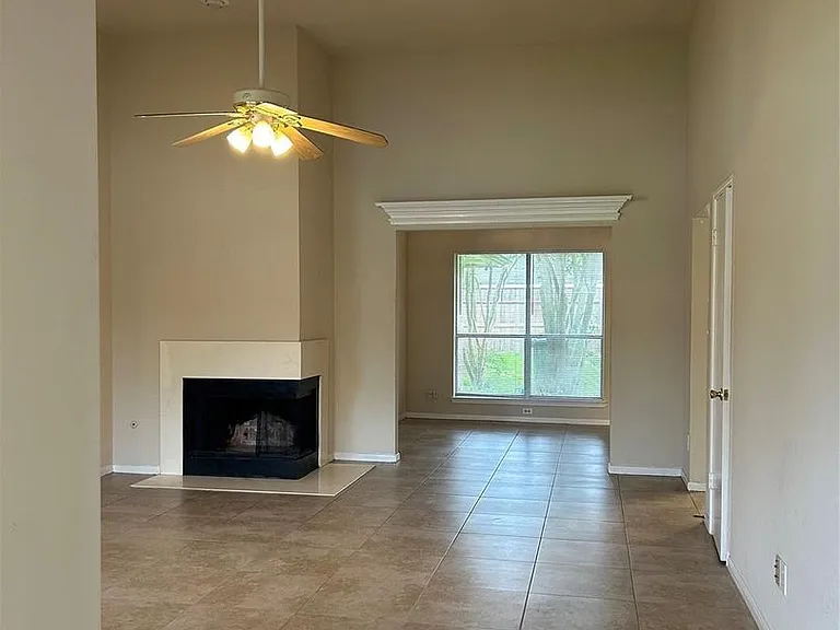 2306 Old Oak Ln — Photo 2