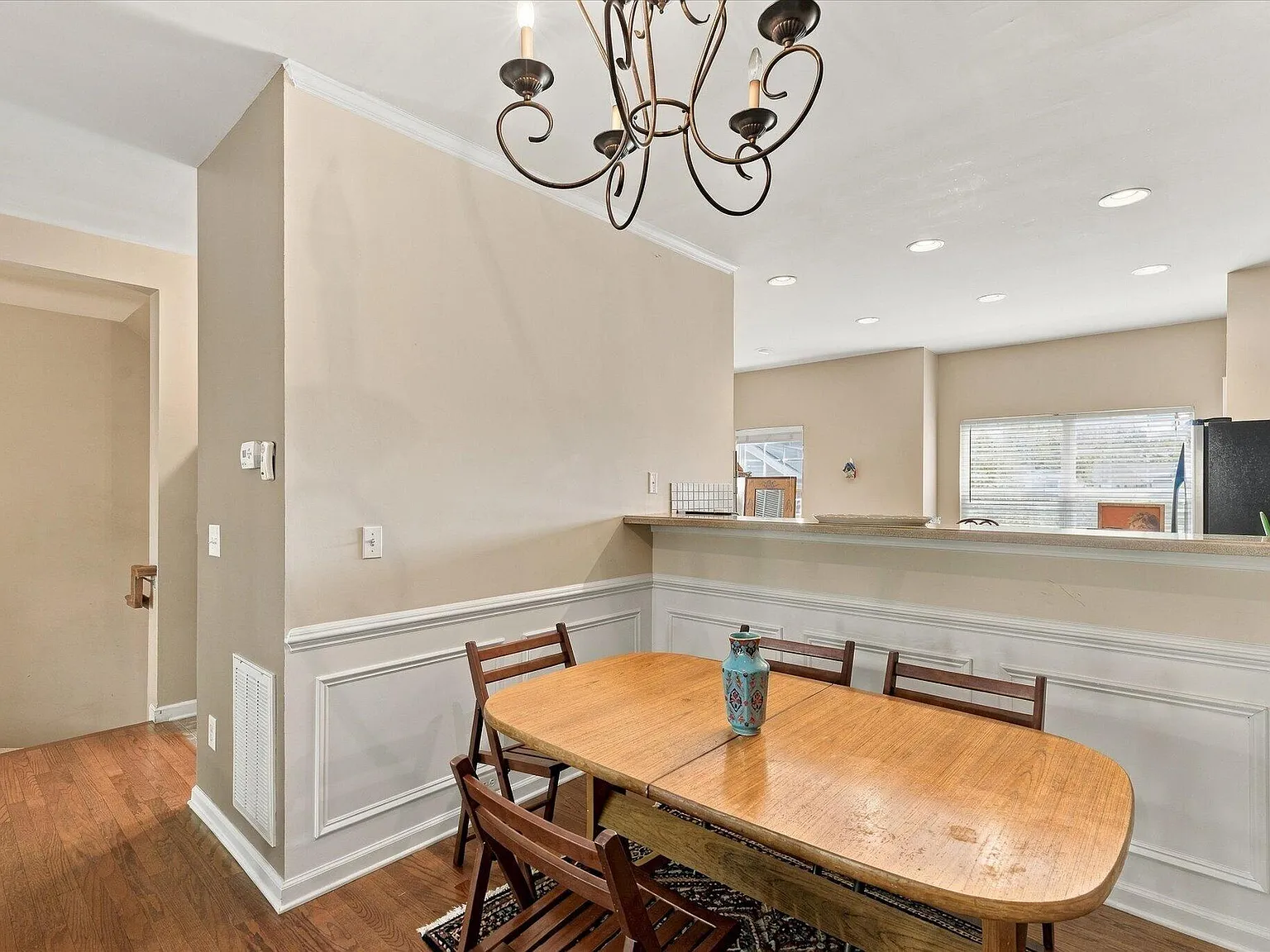 3 bed, 3.5 bath, 2008 sqft, $2,100 — Photo 3