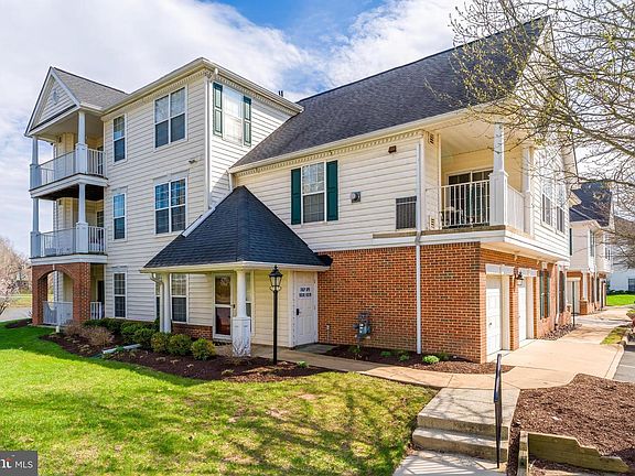 3rd image of 43114 Watercrest Sq #200