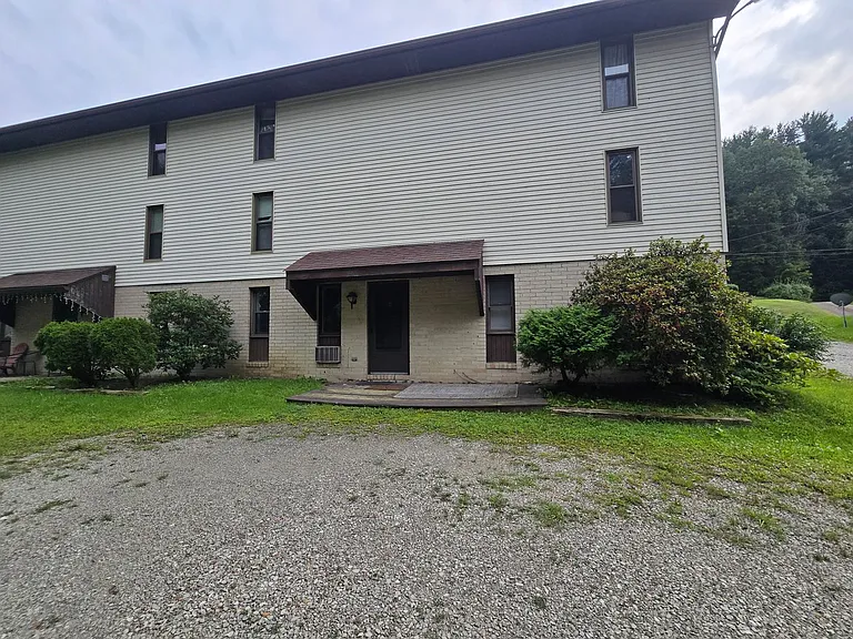 103-105 107 Martin Dr — Photo 2
