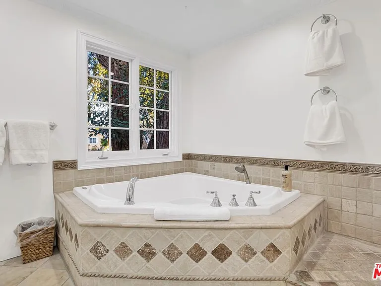 915 Edie Dr — Photo 20