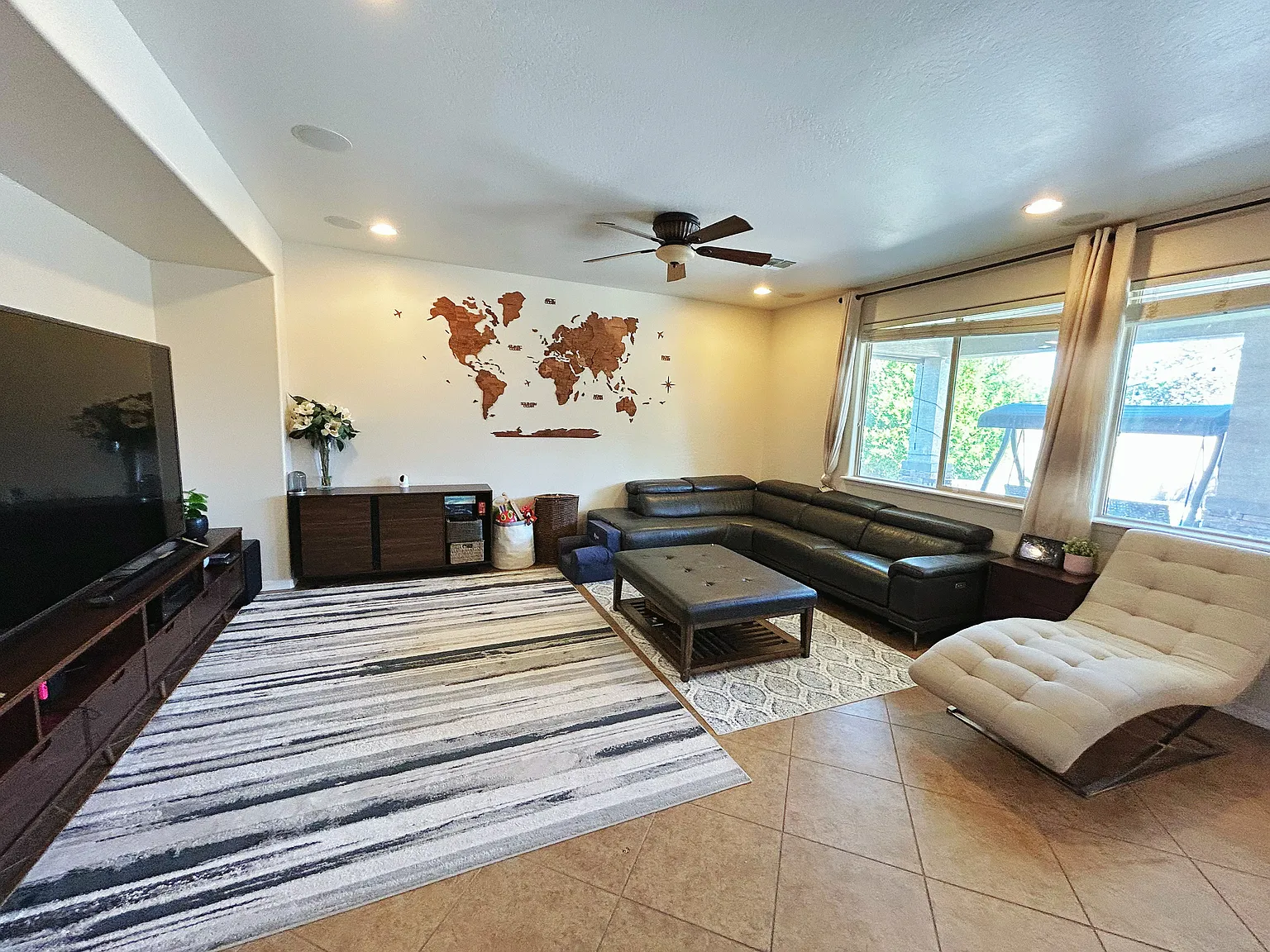 5 bed, 3769 sqft, $4,895 — Photo 2