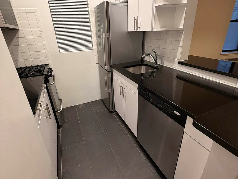 644 Amsterdam Ave #2B — Photo 4