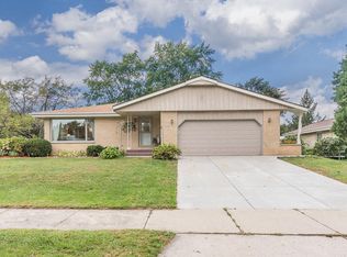 302 E Wynbrook Dr, Oak Creek, WI 53154