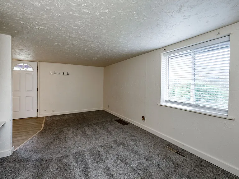 37 Delaware Rd — Photo 13