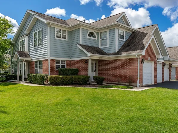 2933 Heatherwood Dr, Schaumburg, IL 60194