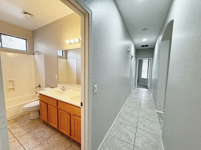 2421 W Ellis St — Photo 25