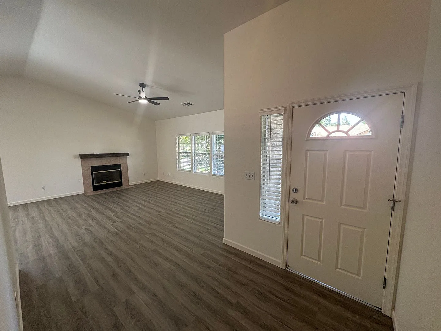 Gorgeous 4 Bedroom in NW Visalia! — Photo 3