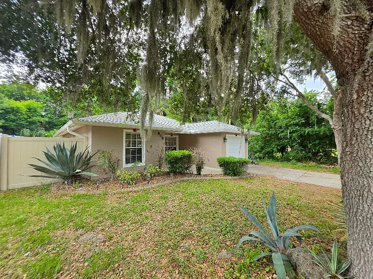 808 Valencia Ave — Photo 1
