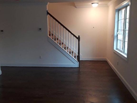 2nd image of 4073 Victory Blvd Fl 2