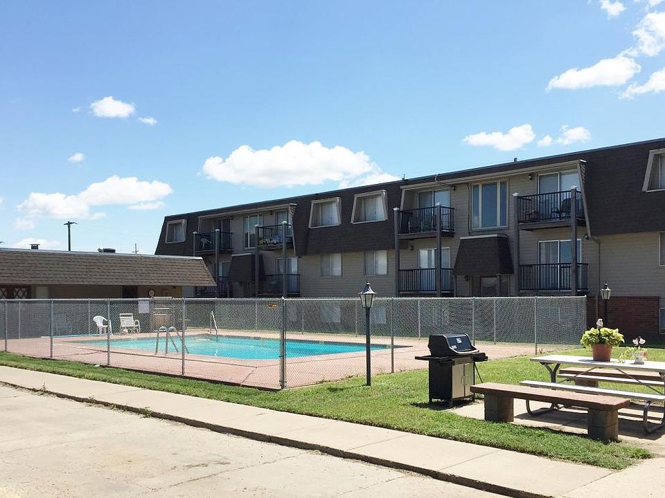 Pool and Grill area
