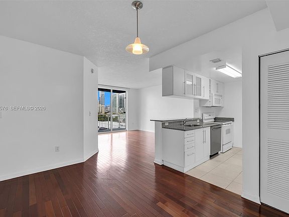 5th image of 275 NE 18th St APT 706