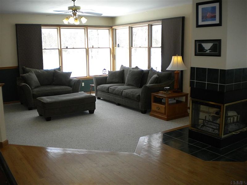 3rd image of 1372 VAUGHN Road